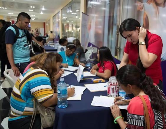 ML | Personas que asistieron a la feria de empleo realizada por la Alcaldía anteriormente.