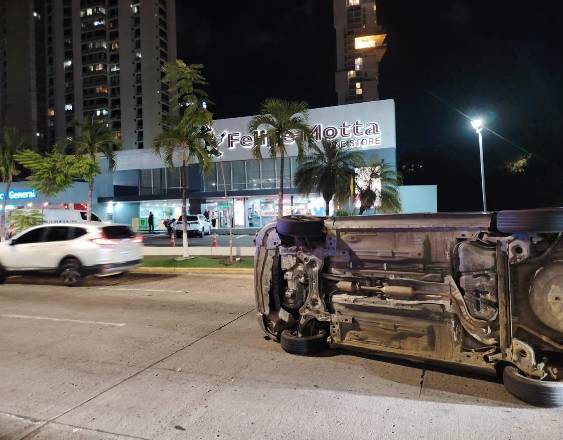 @TRAFICOCPANAMA | Un vehículo volcado en las inmediaciones del supuesto intento de robo.
