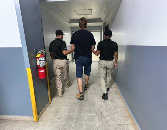 Cortesía | Autoridades con el detenido.
