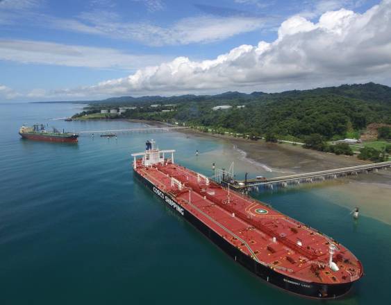 FOTO Petroterminal | Unos buques en el muelle de una terminal portuaria.