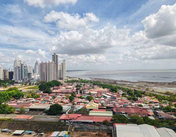 ML | Vista panorámica de una viviendas y edificios en Panamá.