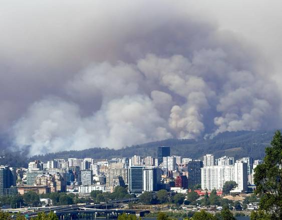 Aumentan a 15 los fallecidos y a más de 50.000 los evacuados por incendios en sur de Chile