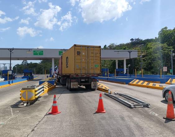 ML | Vehículo de carga pasa por una garita del corredor.