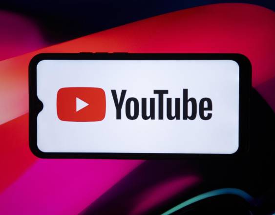 El logo de YouTube en un celular.