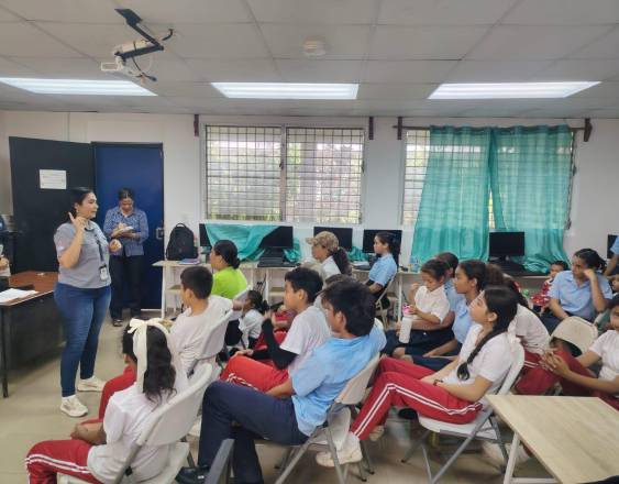 Cortesía | Personal de salud con los estudiantes.