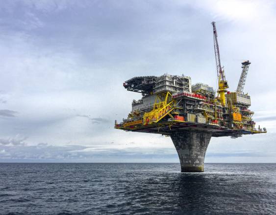Prevén una baja en los precios del petróleo