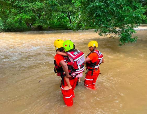 ML | Personal del Sinaproc durante el rescate.