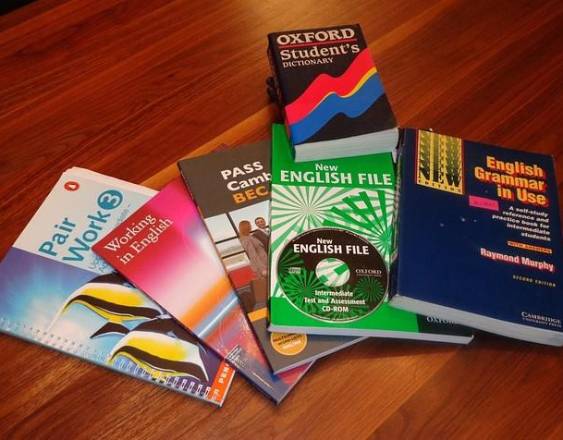 Pixabay | Libros escolares reposan sobre una mesa.