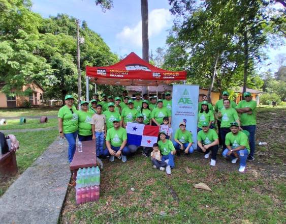 Cortesía | Colaboradores realizaron trabajos de pintura en distintos elementos del parque infantil.