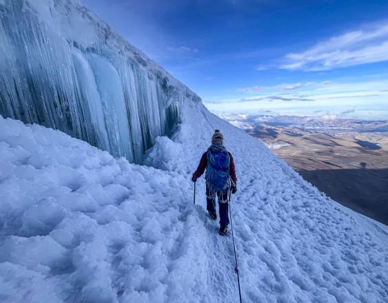 Alpinista veragüense conquista la cima del volcán Chimborazo en Ecuador