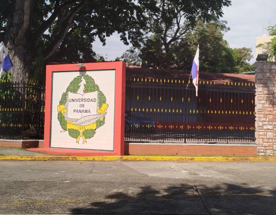 ML | Entrada al campus de la Universidad de Panamá.