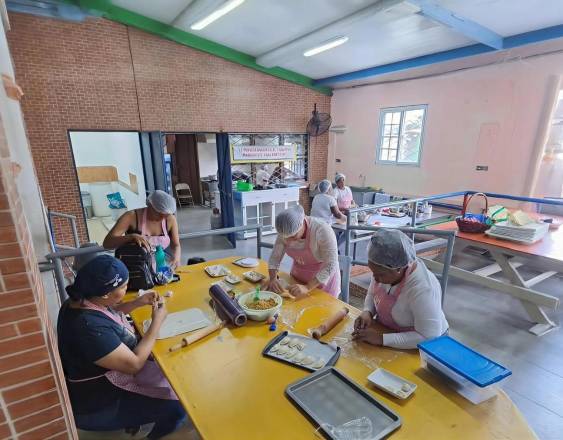 Cortesía | Madres en el curso de pastelería profesional que realizó “Mi Primera Cremita”, gracias a la Pastoral Social Cáritas Arquidiocesana.