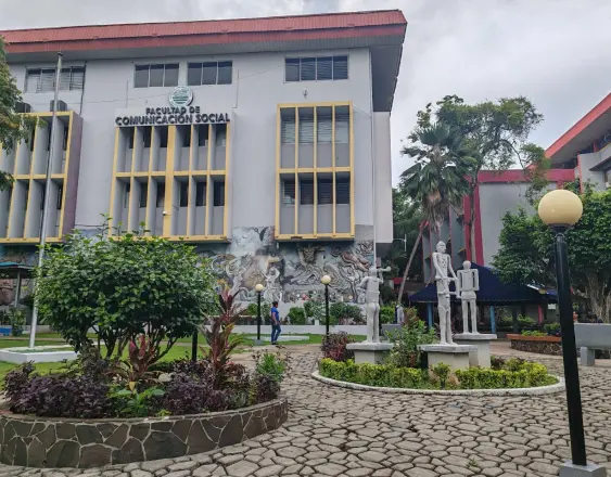 ML | Edificio de la Facultad de Comunicación Social.