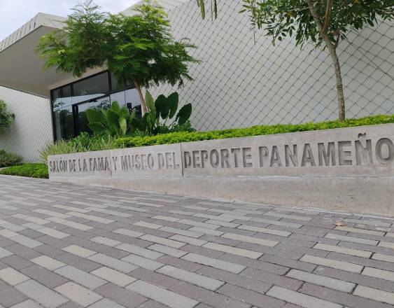 JM Andrade | Fachada de la entrada principal del edificio que alberga el Salón de la Fama y Museo del Deporte Panameño, ubicado en Amador, Ciudad de Panamá.