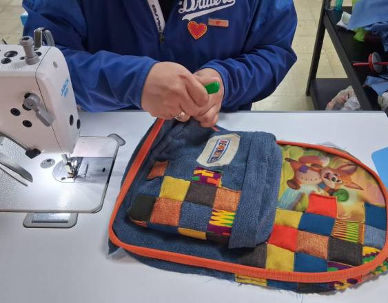 Las mochilas escolares Remenditos, una oportunidad para los privados de libertad