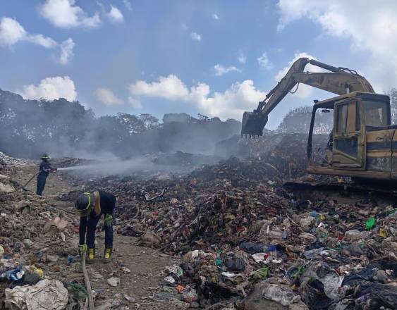 ML | El incendio en el vertedero de San Bartolo.