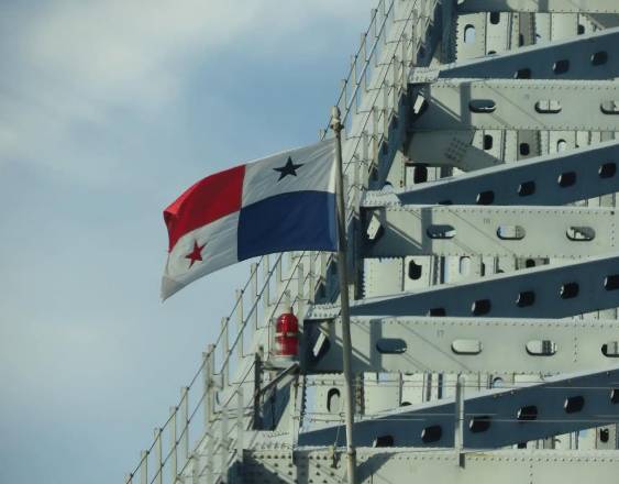Cortesía @rickychiepanama | Bandera en el Puente de las Américas.