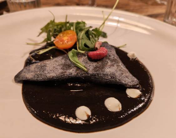 ML | Tetela oaxaqueña de maíz con mole de 37 ingredientes, en cenizas, coronado chinicuiles (gusano rojo del agave o manguey).
