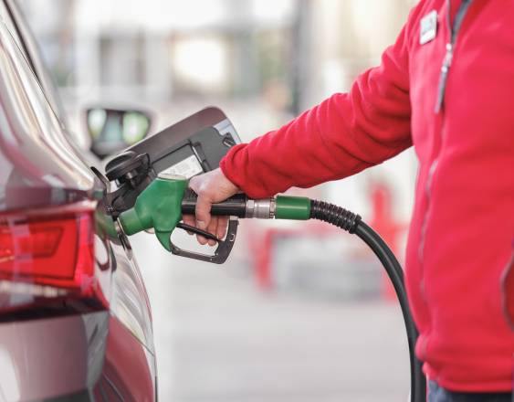 PIXABAY | Una persona abastece su vehículo de gasolina en una estación de combustible.