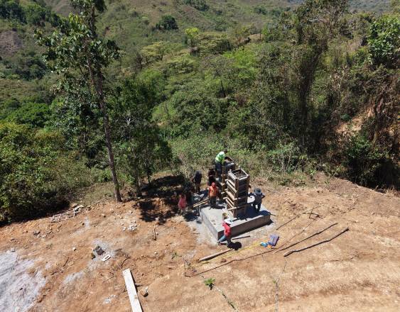 ML | Personas trabajan en la construcción de un puente en Cascabel, en el distrito de Mironó, región Nedrini.