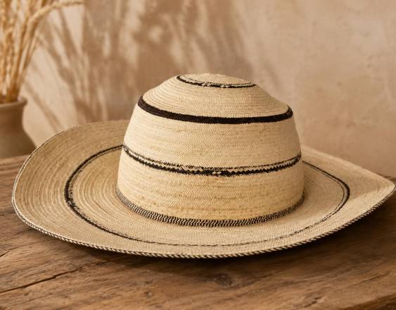Cortesía | Un modelo del sombrero pintao sobre una mesa.