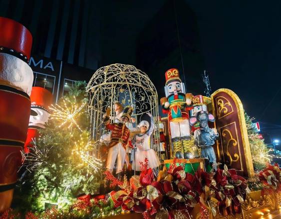 Alcaldía de Panamá | Carroza navideña de cascanueces presente en el desfile del Festival Internacional Navideño City of Stars del 2025.