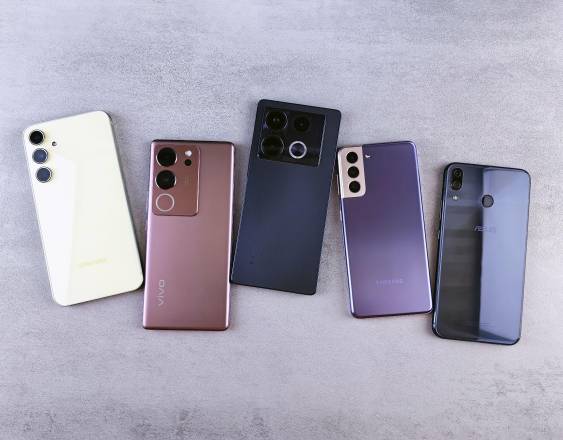 Pexels | Teléfonos inteligentes sobre una mesa.
