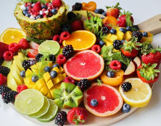 Pexels | Bandeja de frutas.