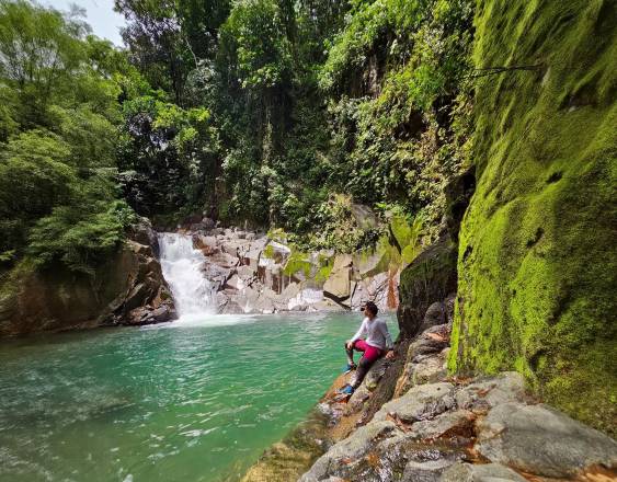 David Teng | La cascada antes era conocida como Las Pailas por el conjunto de chorros que caen en forma de pailas, pero ahora se le llama Pozo Azul por el color de su agua.