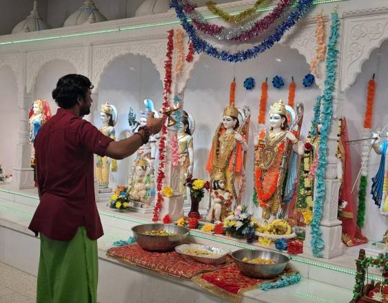 ML | El padre del Templo Hindú Dipak Balyogi, realizando una ceremonia por el cumpleaños de una reencarnación de Vishnu.