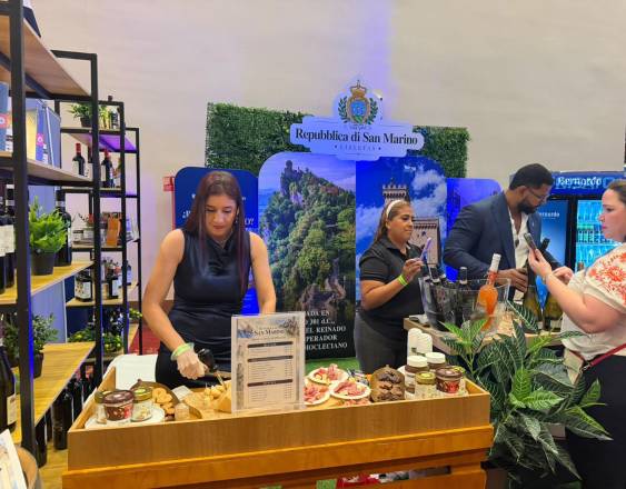 Ml | La República de San Marino presentó diversos postres, quesos y licores.