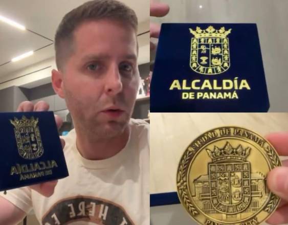 ML | El alcalde Mayer Mizrachi enseña la moneda-obsequio.