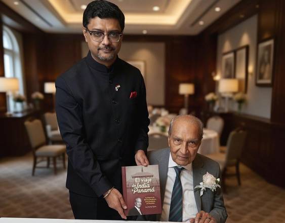 @INDIAINPANAMA | El embajador de la India en Panamá, Sumit Seth, junto al empresario Danny Nandwani con su libro.