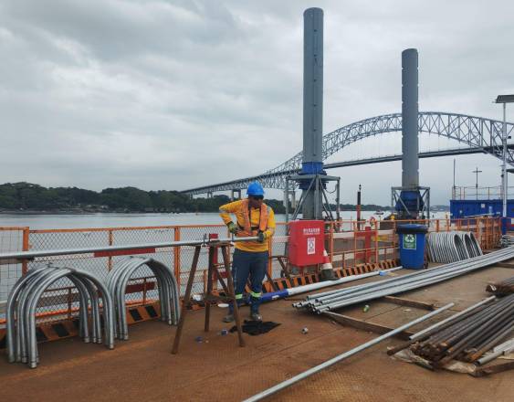 Ml | Un trabajador del cuarto puente sobre el canal en la riviera Oeste del Canal de Panamá.