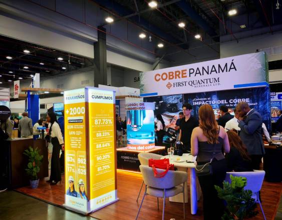 A.Quintero | Se acercan al stand para conocer más del proyecto.
