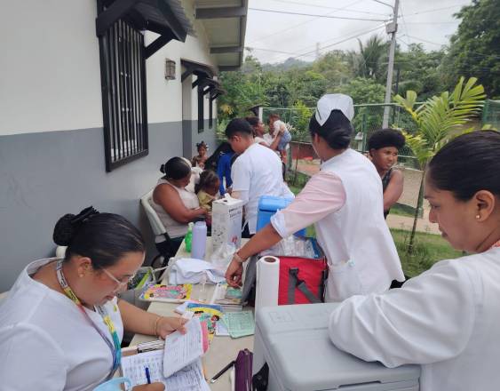 Cortesía | Personal de salud atendiendo a los asistentes.