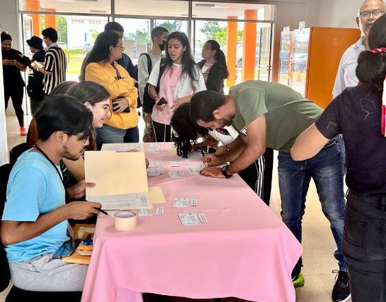 Cortesía | Estudiantes de la Universidad de Panamá ejerciendo su voto.