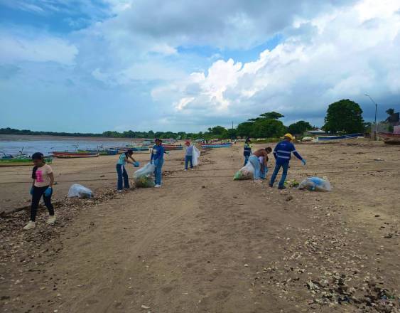 MiAmbiente | Personas limpian una playa.