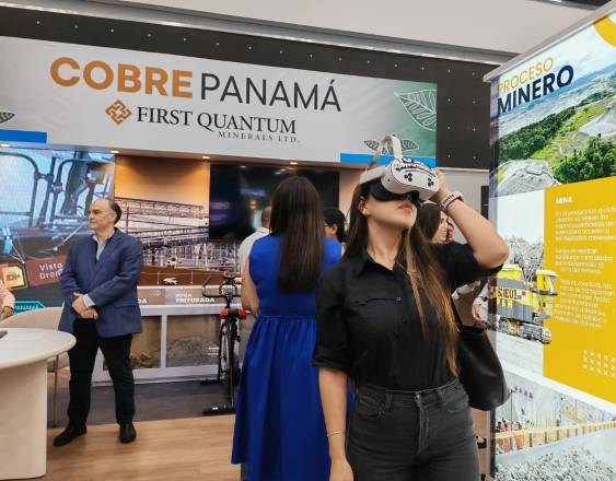 ML | Una mujer utiliza un visor para conocer del proyecto.