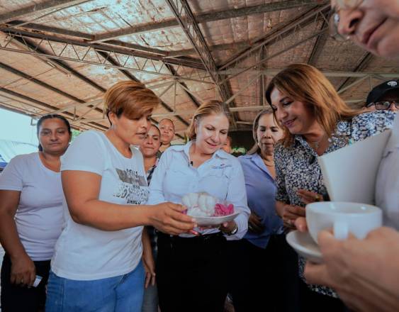 ML | La ministra de Gobierno, la Primera Dama en el Centro Femenino Los Algarrobos.