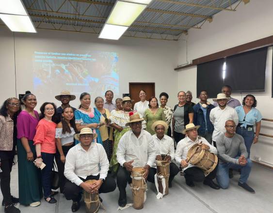 La cultora Haydeé Marlene Cantillo De León en la presentación de su trabajo de grado titulado “Ejecución del canto y baile del tambor con almirez en el distrito de Antón Cabecera”.