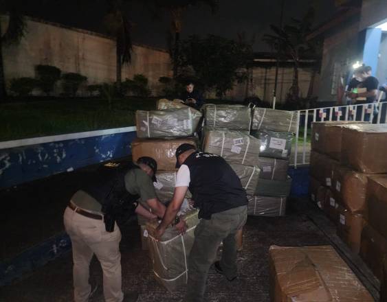 Autoridades inspeccionan la mercancía que estaba oculta entre sacos de afrecho de arroz.