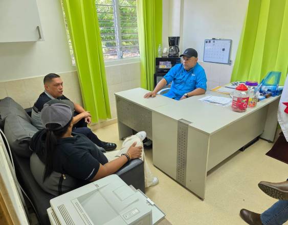 ML | Personal de la Policía Nacional en el centro de salud de Veracruz.