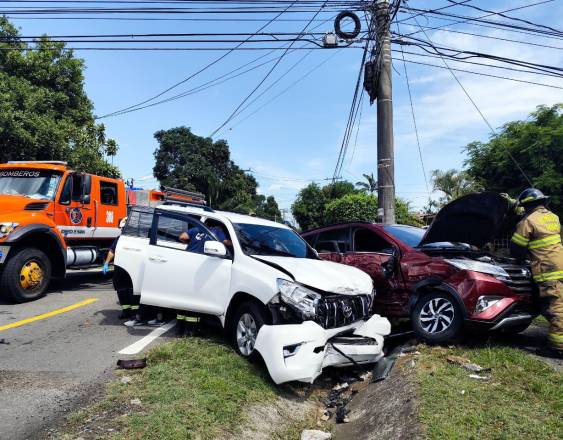 BOMBEROS | Colisión en la Ave. Ralph Hallphen, Chiriquí.