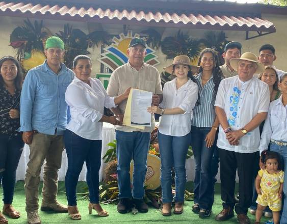 ML | El ministro del MIDA, Roberto Linares, entrega reconocimiento a los productores.