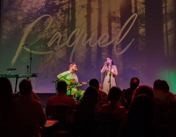 Cortesía | Segunda edición del “Torrente de Canciones” en el cierre con un concierto íntimo en el Teatro Amador, dónde Raquel Lúa llenó la noche de sensibilidad y poesía.