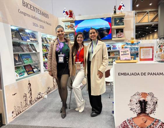 Las tres autoras en el puesto de la Embajada de Panamá en la Feria Internacional del Libro de Bogotá.