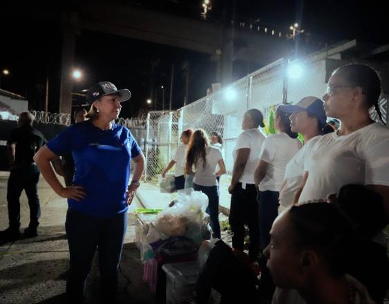 Cortesía | La ministra Dinoska Montalvo en el traslado de las reclusas.