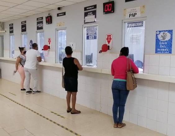 ML | Asegurados sacan citas en la ventanilla.