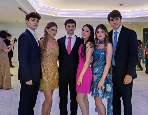 M.Salomón | Parte del grupo de jóvenes junto a sus cabelleros que conforman Las debutantes de este 2026.